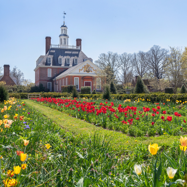 Image_of_Gardens_at_Williamsburg_Lodge__Colonial_Houses_1750_Member_of_Historic_Hotels_of_America_in_Williamsburg_Virginia.png
